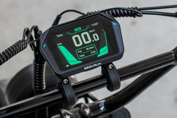 Zoom sur l'écran du Fat bike affichant des données, batterie, vitesse , mode...
