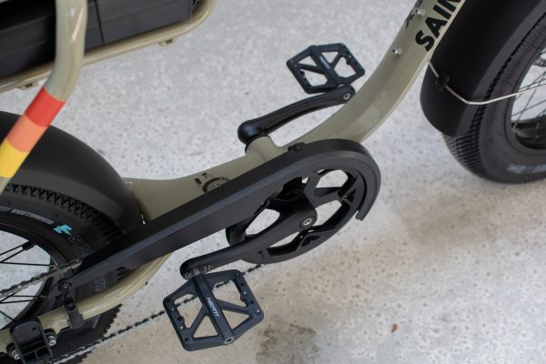 Zoom sur les pédales et cadre robuste du Fat bike