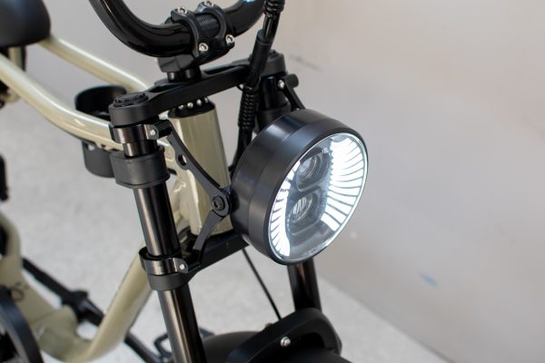 Zoom sur le phare du Fat bike, moderne et puissant