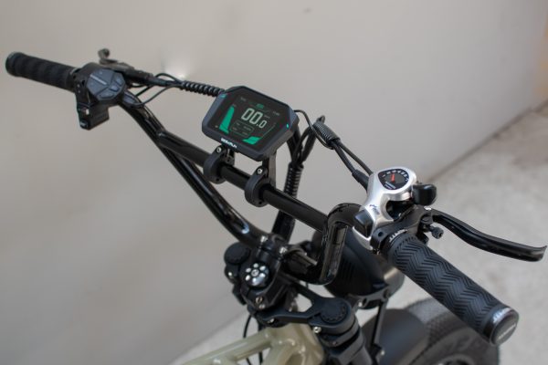 Zoom sur le guidon du Fat bike avec écran numérique