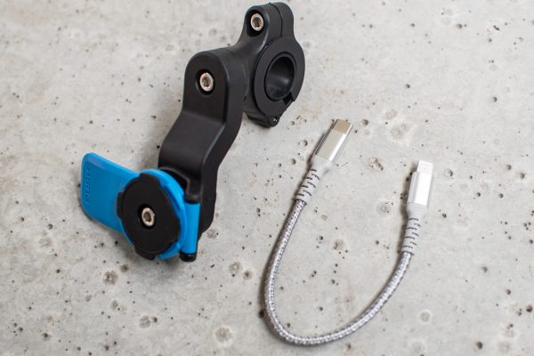 Support de téléphone noir avec câble USB pour avec son téléphone toujours a porte de vue et chargé